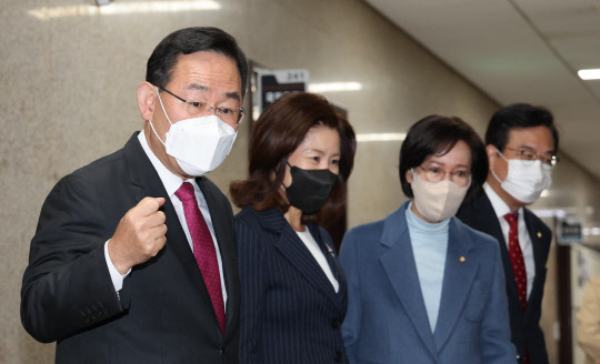주호영 국민의힘 원내대표가 15일 오전 서울 여의도 국회 본관에서 초선 운영위원 간담회에 참석하기 위해 원내대표 사무실로 향하며 기자들과 이야기를 나누고 있다. 왼쪽부터 주 원내대표, 김미애 원내대변인, 이인선 의원, 송언석 원내수석부대표.<연합뉴스>